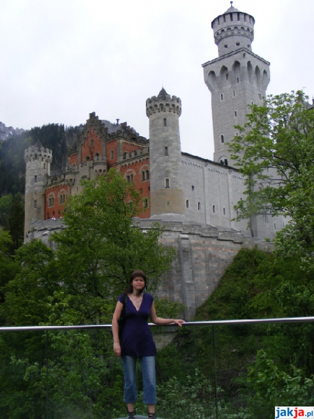 W tle zamek Neuschweinstein. 